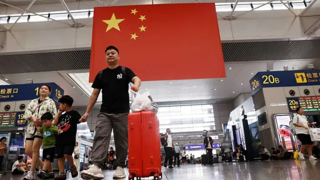 「我就是個普通人」：中國出入境新規上路前，那些早已受困的民眾
